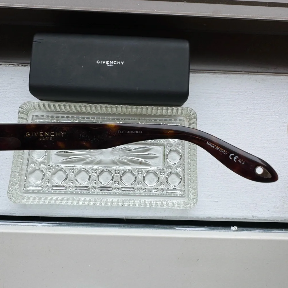 Givenchy sunglasses - Picture 4 of 6